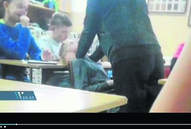 Scena pokazująca przemoc nauczycielki została nagrana telefonem przez jednego z uczniów. Potem trafiła do mediów.  