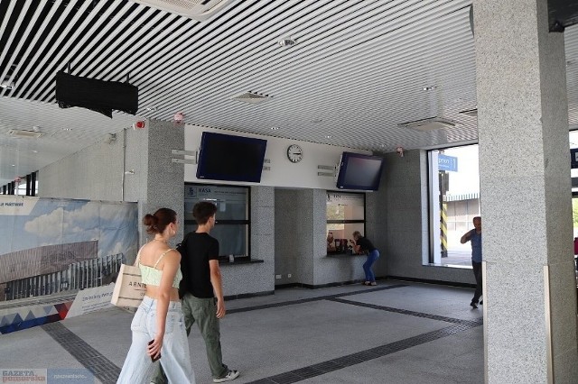 Przed wakacjami została otwarta część nowego dworca PKP we Włocławku. W holu uruchomiono kasy biletowe.