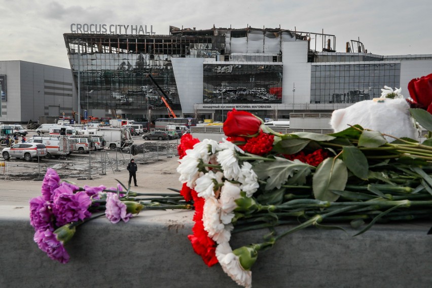 W miejscu tragedii ludzie składają kwiaty. Większość Rosjan...
