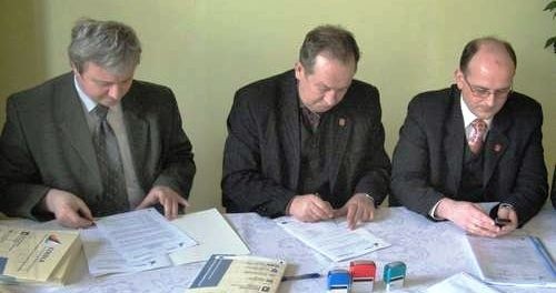 Ze strony powiatu lipskiego umowę podpisali dyrektor szkoły Mieczysław Mejzner oraz starostowie Roman Ochyński i Paweł Jędraszek.