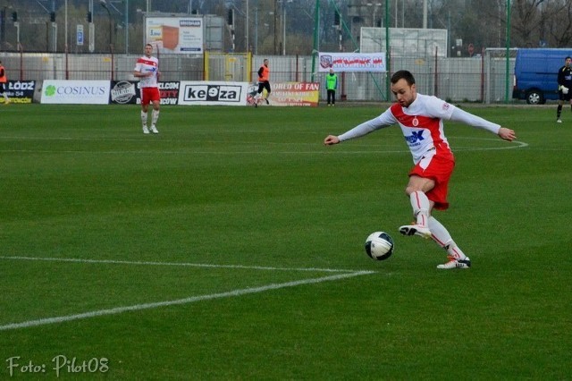 Adrian Kasztelan dwukrotnie zmusił bramkarza gości do wyjmowania piłki z siatki, raz po rzucie karnym, a drugi po świetnie wymierzonym strzale z lewego skrzydła.