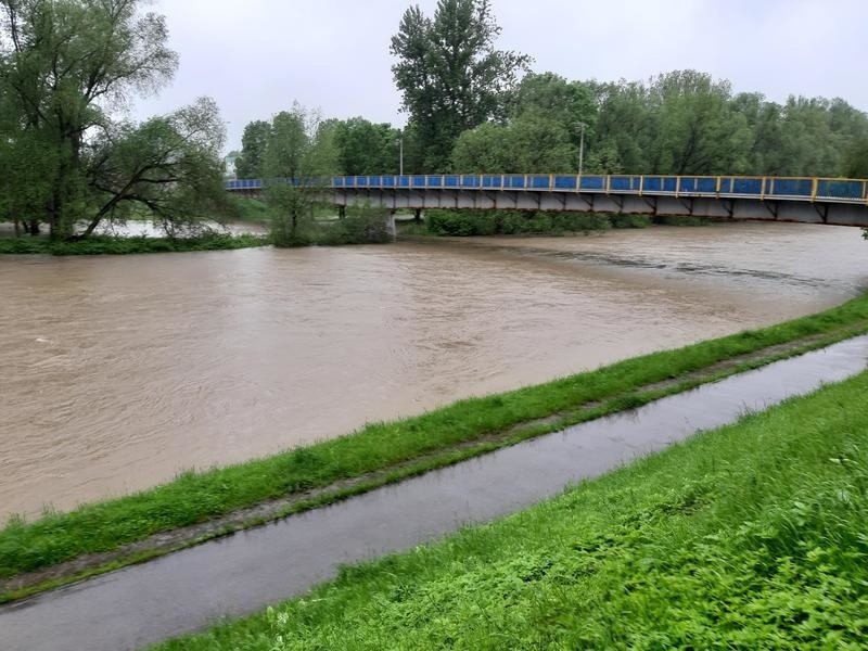 Soła wylała w Oświęcimiu. Ogłoszony został alarm przeciwpowodziowy. Rzeka pod zamkiem przekroczyła o blisko metr stan alarmowy [ZDJĘCIA]