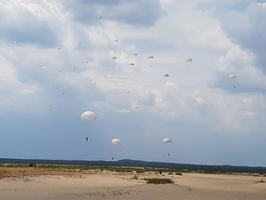 Desant spadochroniarzy z 6 Brygady Powietrznodesantowej z Krakowa na Pustyni Błędowskiej [ZDJĘCIA]