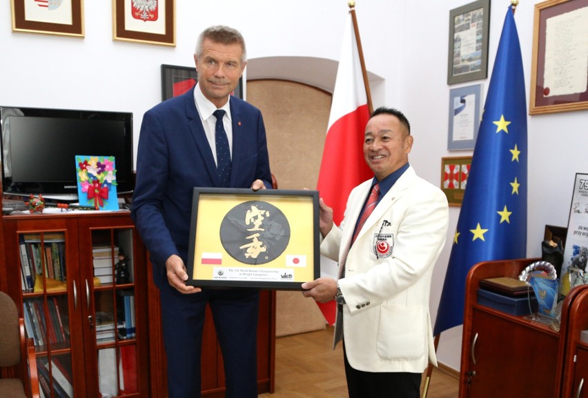 Prezydent Kenji Midori wręczył prezydentowi Bogdanowi Wencie...