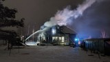 Nocny pożar domu jednorodzinnego w w Sopieszynie. W gminie Wejherowo z żywiołem walczyło 8 zastępów straży pożarnej | ZDJĘCIA