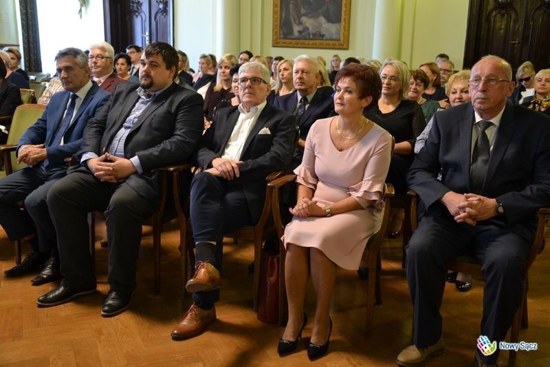 Nowy Sącz. Prezydent Ryszard Nowak przyznał nagrody 48. pedagogom [ZDJĘCIA]