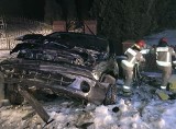 Wypadek w Staszowie. Samochód roztrzaskał się o ogrodzenie 