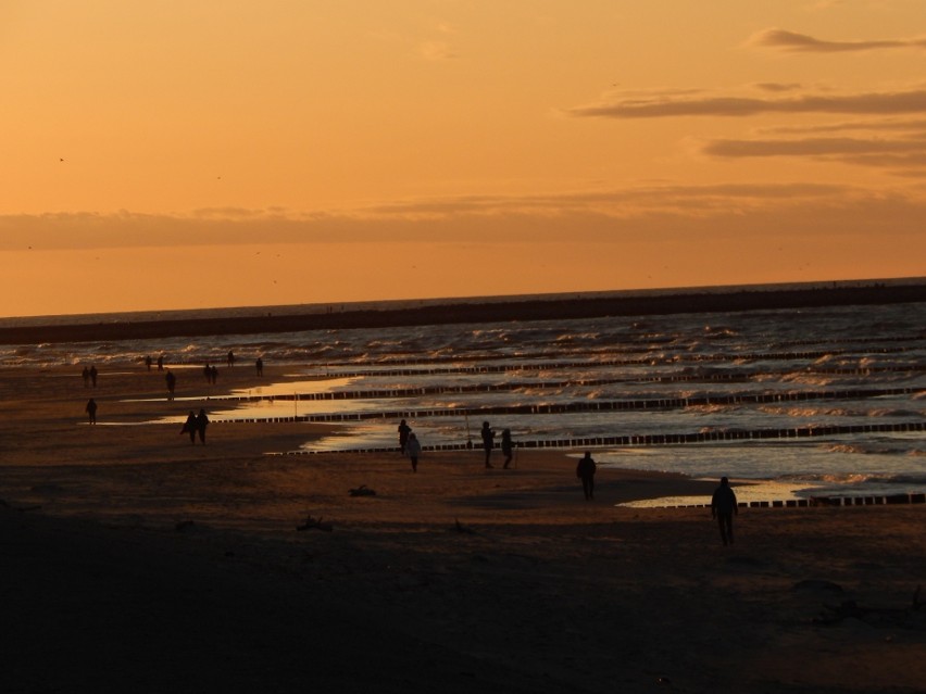 Wieczorny spacer brzegiem morza i piękny zachód słońca w Ustce [ZDJĘCIA]