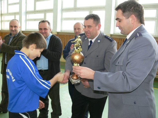 Adam Cichoń, kierownik posterunku policji w Sobkowie oraz Łukasz Rutowicz, dzielnicowy z Sobkowa wręczają zwycięzcą puchary.