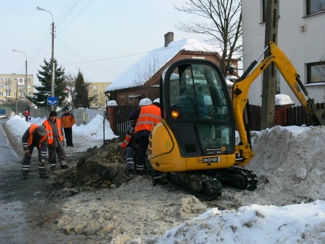 Stare rury przepuszczają gaz, ekipy remontowe mają dużo pracy na ulicy Żeromskiego w Skarżysku