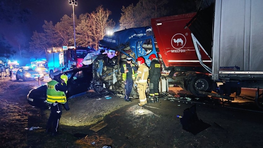 Groźny wypadek w Kosowie. Karambol na DK 12 koło Piotrkowa. Zderzenie 5 samochodów, w tym 3 ciężarowych ZDJĘCIA 16.12.2020