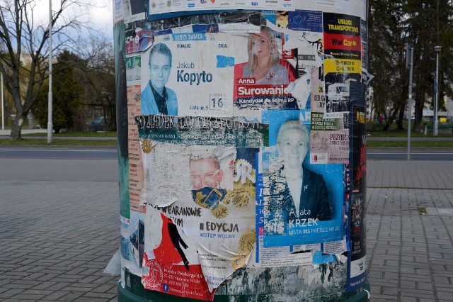Kampania wyborcza na prezydenta powinna być w pełni, ale na słupach są tylko stare, wyblakłe  plakaty z wyborów do Sejmu