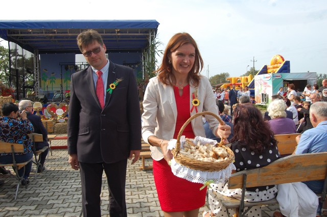 „Po co nam obce kraje. Kołaczkowo to Hawaje” - przekonywali gospodarze gości, którzy  tłumne zjechali w weekend do Kołaczkowa  na dożynki gminy Szubin.