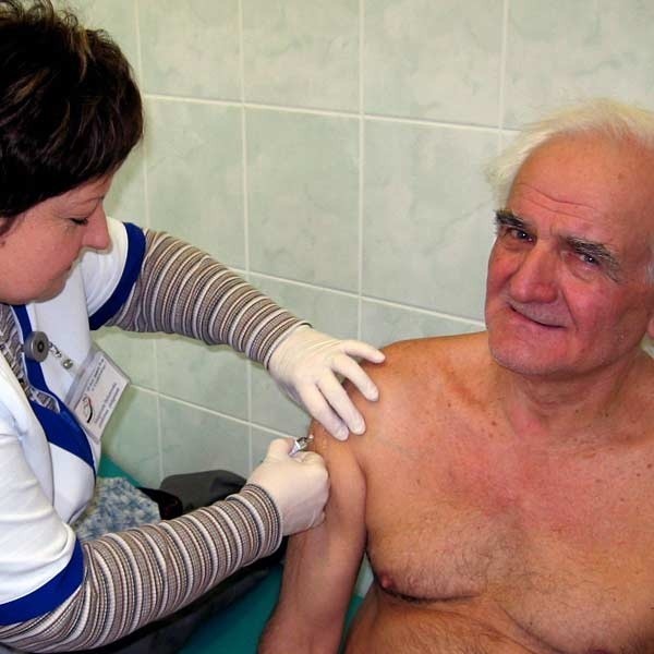 - To nowa, droga, ale bardzo skuteczna szczepionka - zapewniała pacjenta siostra Małgorzata Bełczewska.