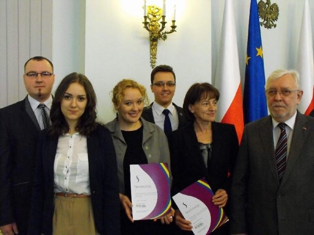 Starachowiczanie: Maciej Myszka, Ewelina Gołyska, Ewa Babicka, Piotr Babicki, Małgorzata Szlęzak z profesorem Jerzym Stępniem podczas gali w Pałacu Prezydenckim, na której otrzymali nominację do Nagrody Super Samorząd 2013.