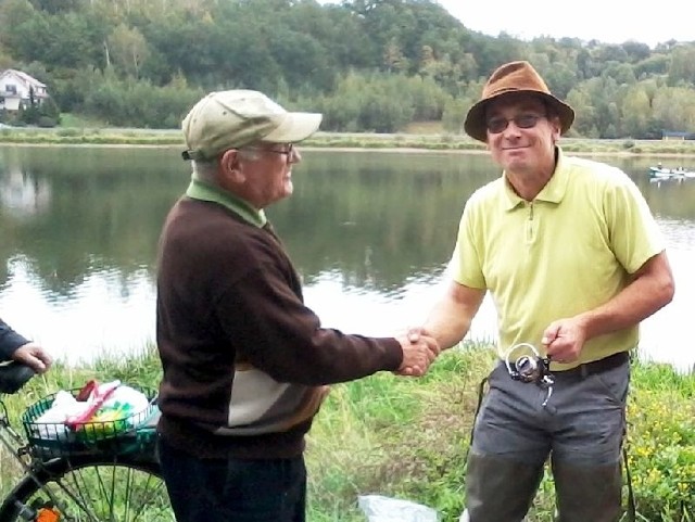 Jacek Kawalec (z prawej) odbiera nagrodę z rąk Zenona Zaczka.