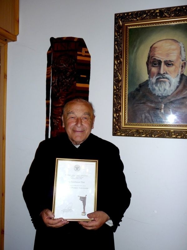 Ksiądz infułat Czesław Wala, kustosz sanktuarium w Kałkowie, z dyplomem honorowym Kustosza Pamięci Narodowej.