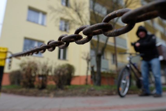 O ten łańcuch przy budynku przy ul. Targowej 26 w Toruniu potknęła się pani Agata. W dzień jest dobrze widoczny, po zmroku, który jesienią szybko zapada, naprawdę trudno go zauważyć. Co więcej, łańcuch zwisał blisko ziemi. Dopiero po interwencji „Nowości” został podciągnięty.