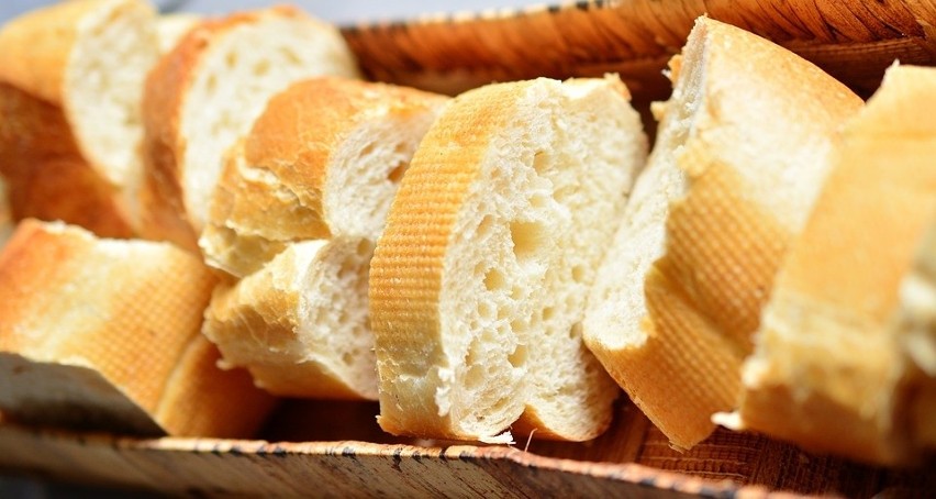 Zjedzenie białego chleba spowoduje, że szybko poczujemy się...