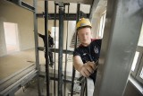 Na budowie w Bydgoszczy pracownik wpadł do szybu windowego