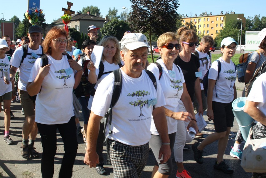 Oświęcimscy pątnicy w pięciu grupach z dekanatów:...