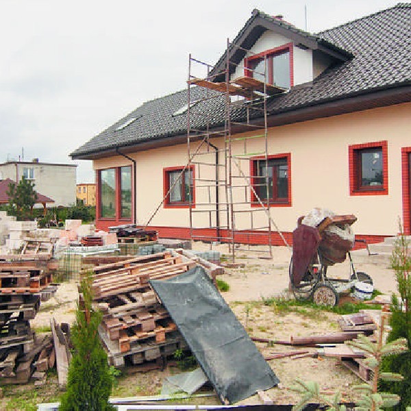 Kredyty hipoteczne maj 2014: średnia rata analizowanego  kredytu wciąż utrzymuje się na poziomie poniżej 1 tysiąca złotych.