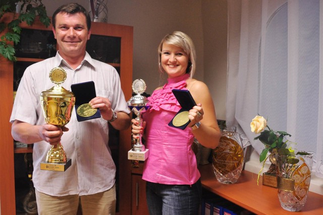 Renata Maciejewska i Sławomir Dobrasiewicz prezentują medale i puchary, które Grandioso przywiozło z Niemiec.