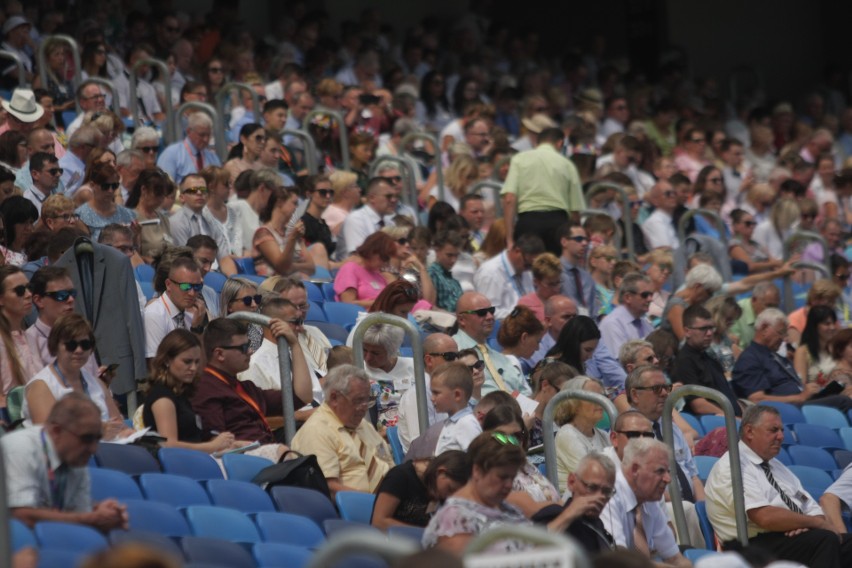 Kongres Świadków Jehowy na Stadionie Śląskim. Dzień 1. Wierni w Chorzowie przez trzy dni będą brać udział w spotkaniach ZDJĘCIA