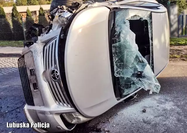 W miejscowości Klesno doszło do wypadku drogowego. Toyota uderzyła w mur, a jego auto przewróciło się na bok. Jej kierowca nie mógł wydostać się z pojazdu.