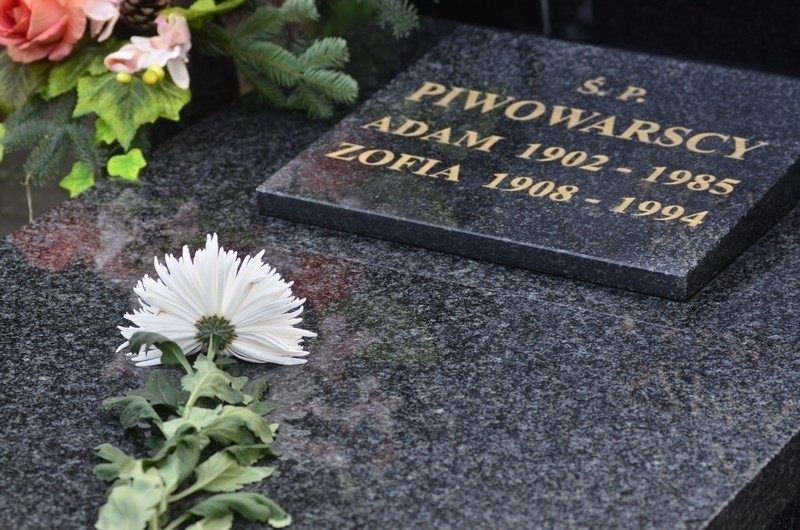 Dzień Zaduszny: Poznańskie cmentarze pełne światła i kwiatów