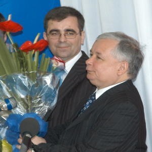Premier Jarosław Kaczyński w roli prezesa PiS odwiedził m.in. Zambrów (z tyłu starosta Stanisław Rykaczewski)