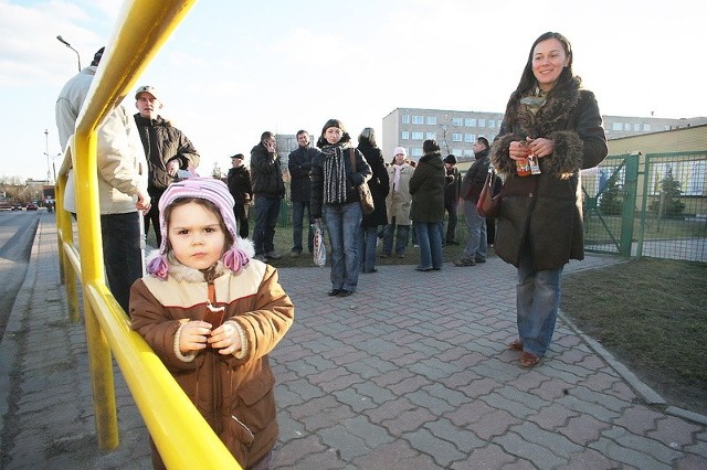 Sobota, godz. 16 przed bramą "Puchatka&#8221;. W kolejce stało kilkanaście osób m.in. trzyletnia Amelia Różycka. Jak za dawnych czasów, w utrzymaniu porządku pomagała lista, którą na wszelki wypadek zrobiono w dwóch egzemplarzach.