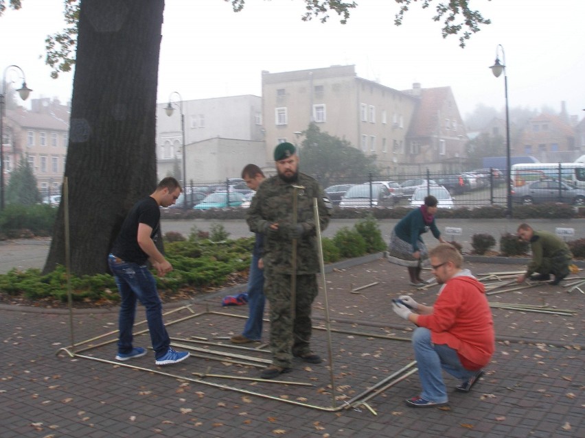 Przygotowania do "Zombie Walk" przed rektoratem Uniwersytetu...