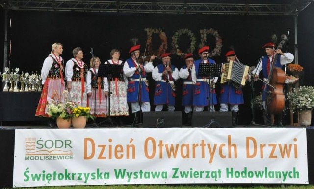 Na scenie zespół "Pierzchniczanie&#8221; z Pierzchnicy.
