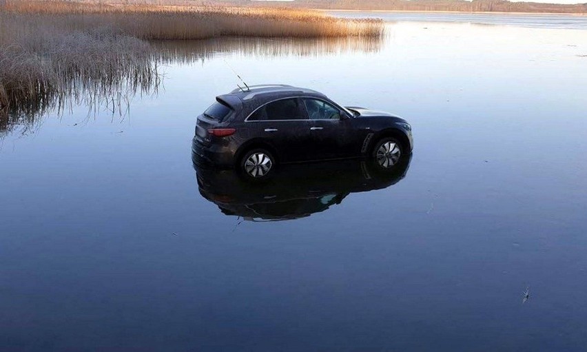 Auto zakończyło jazdę w jeziorze - groźne wydarzenia w okolicach Chojnic