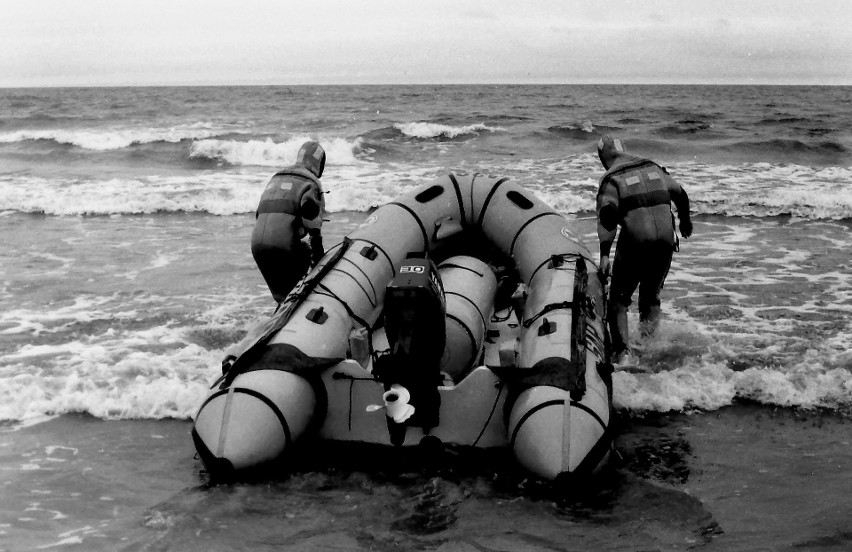 Ratownicy brzegowi wodują ponton z napędem silnikowym