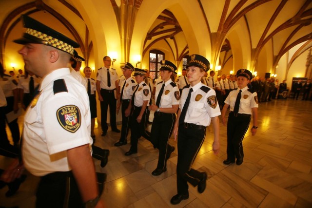 Zastanawiasz się nad podjęciem pracy w Straży Miejskiej Wrocławia? Sprawdź, jak przedstawiają się zarobki strażników na poszczególnych stanowiskach na kolejnych slajdach.
