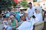 Festiwalu Filmów-Spotkań Niezwykłych w Sandomierzu. Bito rekord w śpiewaniu z Magdą Umer "Jeszcze w zielone gramy". Kto śpiewał?