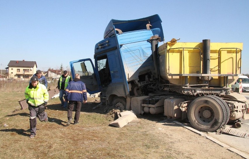 Wypadek ciężarówki i auta osobowego w Brzegach. Trzy osoby ranne 