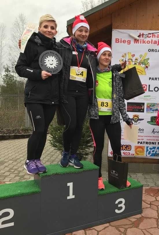 Szczęśliwe zwyciężczynie biegu na 4 kilometry (od lewej): Sylwia Sobieszek, Wioletta Jarworska i Karolina Grzeszczyk.