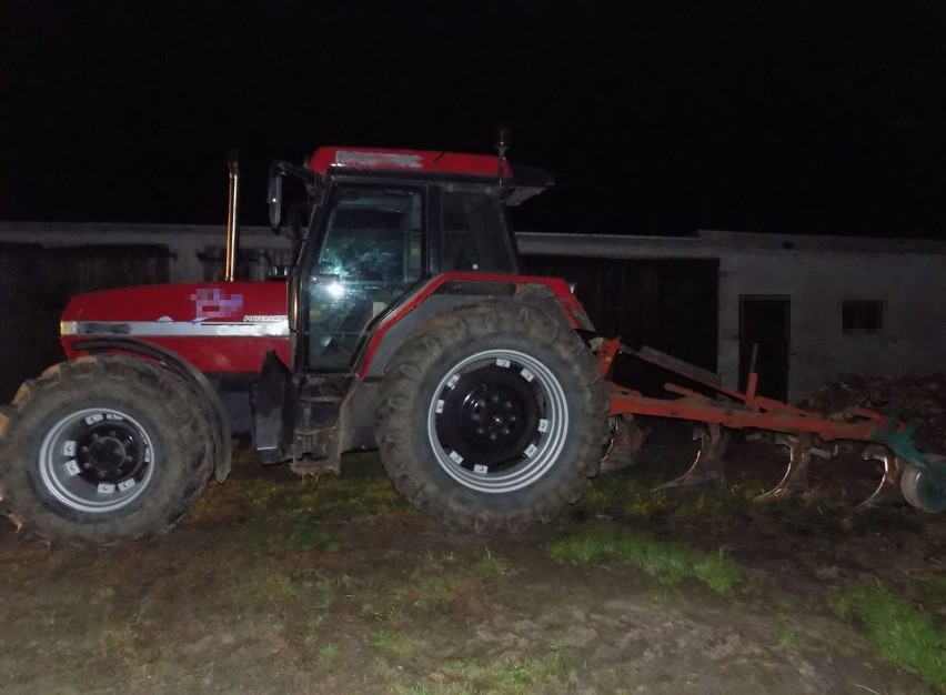 Traktorzysta zaorał drogę gruntową i asfaltową. Zapomniał podnieść pług...  Miał 3 promile 