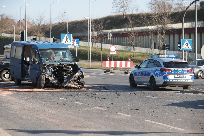 Kolizja na ul. Krygiera w Szczecinie. Bus zderzył się z mercedesem. Zobacz zdjęcia