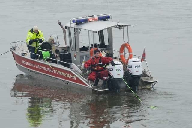 Wraku audi szukał najpierw strażacki sonar, potem z łodzi wpuszczono do wody robota z kamerą. Samochód przepadł jednak jak kamień w wodę