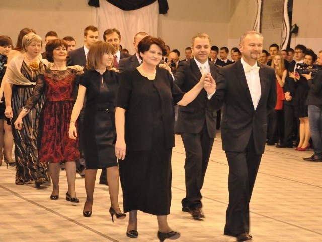 Poloneza w Collegium Gostomianum poprowadzili wicedyrektor szkoły Barbara Tegiewicz i dyrektor Krzysztof Zieliński oraz wychowawcy klas maturalnych.