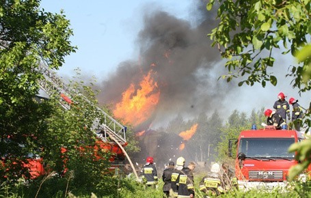 Wielki pożar w rozlewni rozpuszczalników na Stokach. Straty sięgają 6 mln zł (aktual.6, nowe wideo)