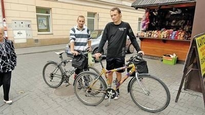 Jakub Starzak i Krzysztof Kuś z Wieliczki w Dniu bez Samochodu do pracy w Krakowie dotarli na rowerach Fot. Barbara Ciryt