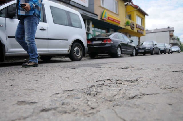 Zły stan ulicy przy pasażu handlowym przy Szosie Lubickiej