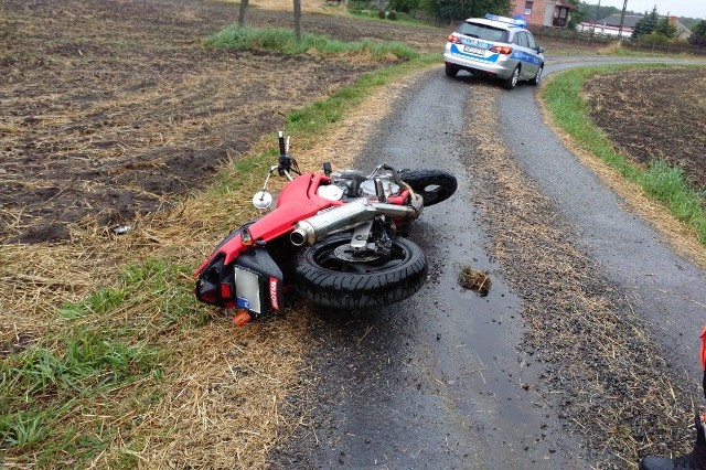 Uszkodzony motocykl, którym 23-latek próbował uciec policjantom