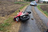 Konin: Policyjny pościg za motocyklistą z nieczystym sumieniem zakończony na drzewie [ZDJĘCIA]