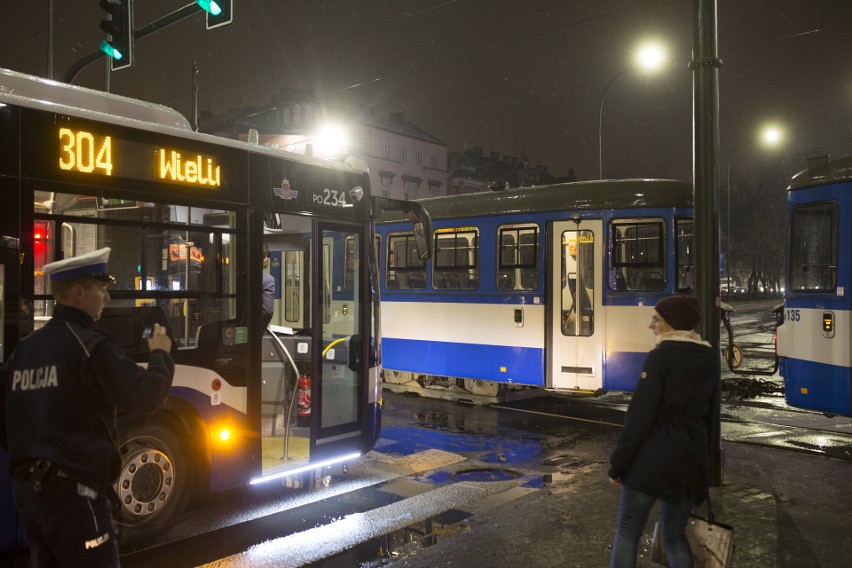 Poważny wypadek pod Cracovią, kobieta wpadła pod tramwaj